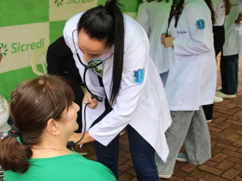 Ação de saúde na Praça São José atende aproximadamente 500 pessoas em Campo Mourão Ação de saúde na Praça São José atende aproximadamente 500 pessoas em Campo Mourão