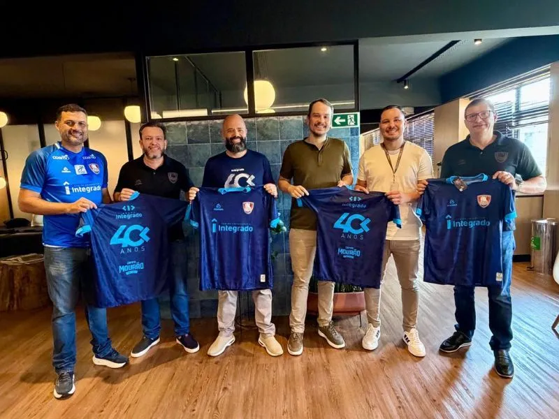 Grupo Integrado recebe novas camisetas do Campo Mourão Futsal com selo comemorativo de 40 anos