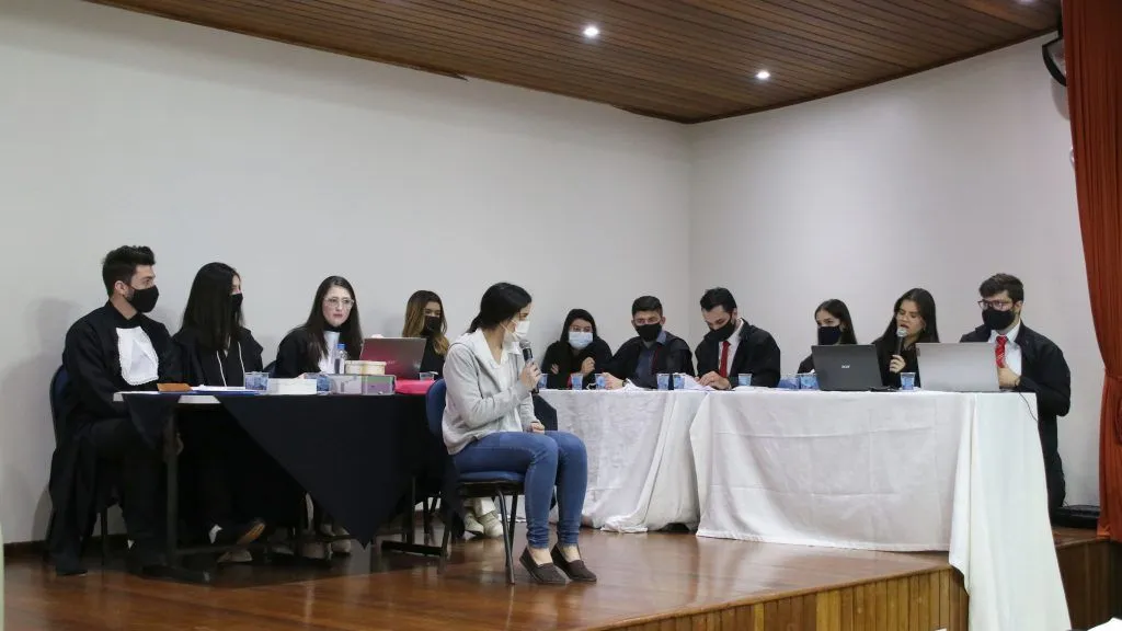 Acadêmicos de Agronomia participam de projeto de reflorestamento no câmpus do Integrado