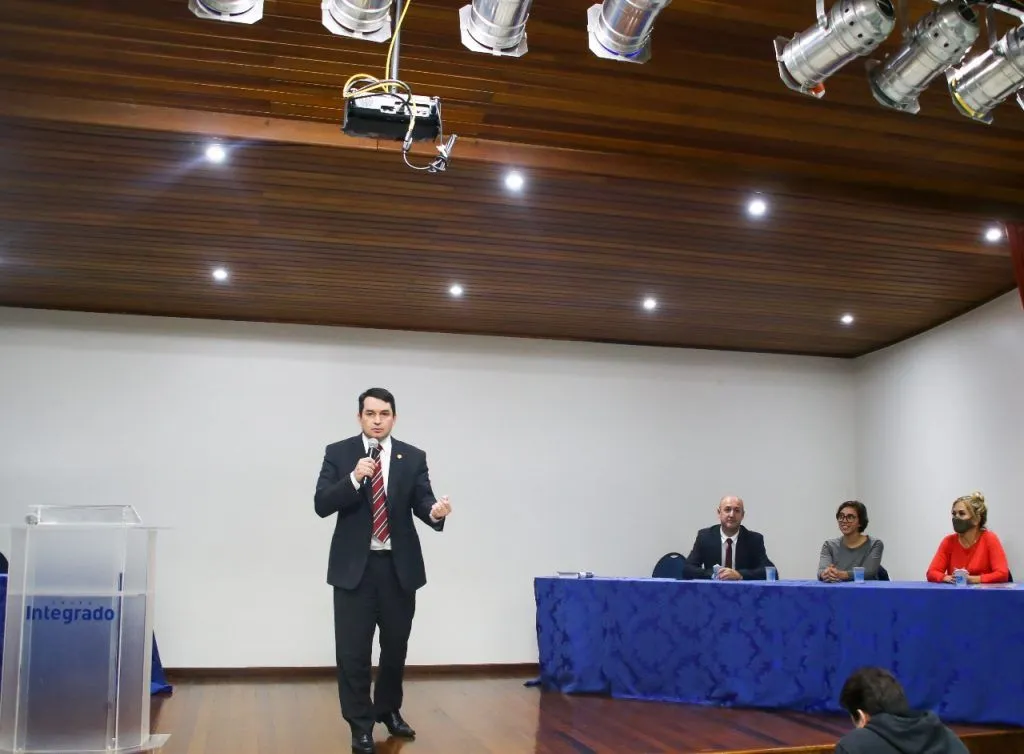 Acadêmicas e professor do Integrado participam do projeto internacional Busiskills