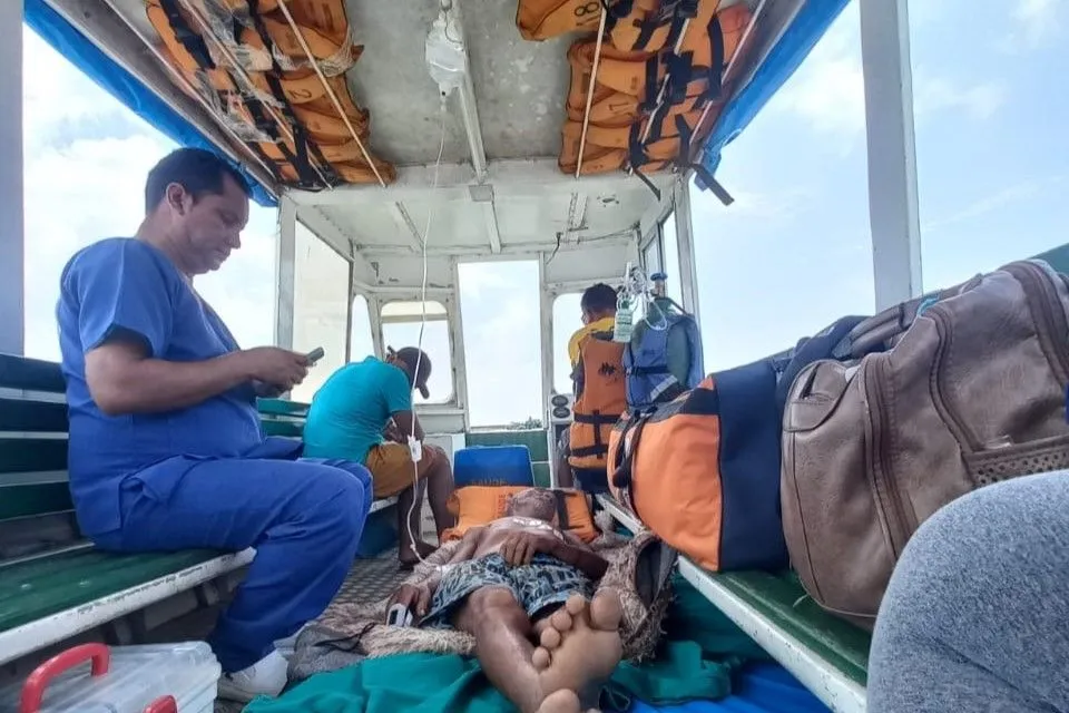 Médicos e estudantes do Projeto Humanika prestam socorro a paciente com infarto na Amazônia Médicos e estudantes do Projeto Humanika prestam socorro a paciente com infarto na Amazônia