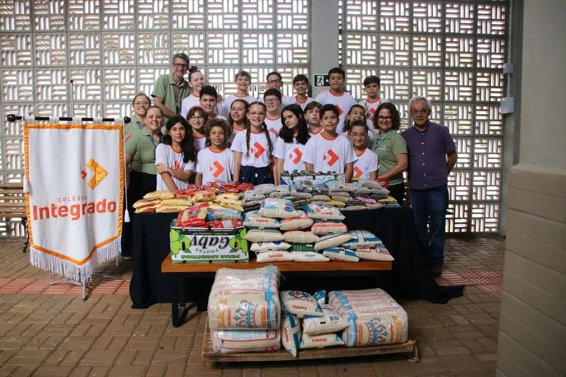 Colégio Integrado arrecada duas toneladas de alimentos para instituições de Campo Mourão