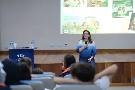 Autora vencedora do Prêmio Jabuti Acadêmico conversa com crianças do Colégio Integrado no Dia Nacional do Livro