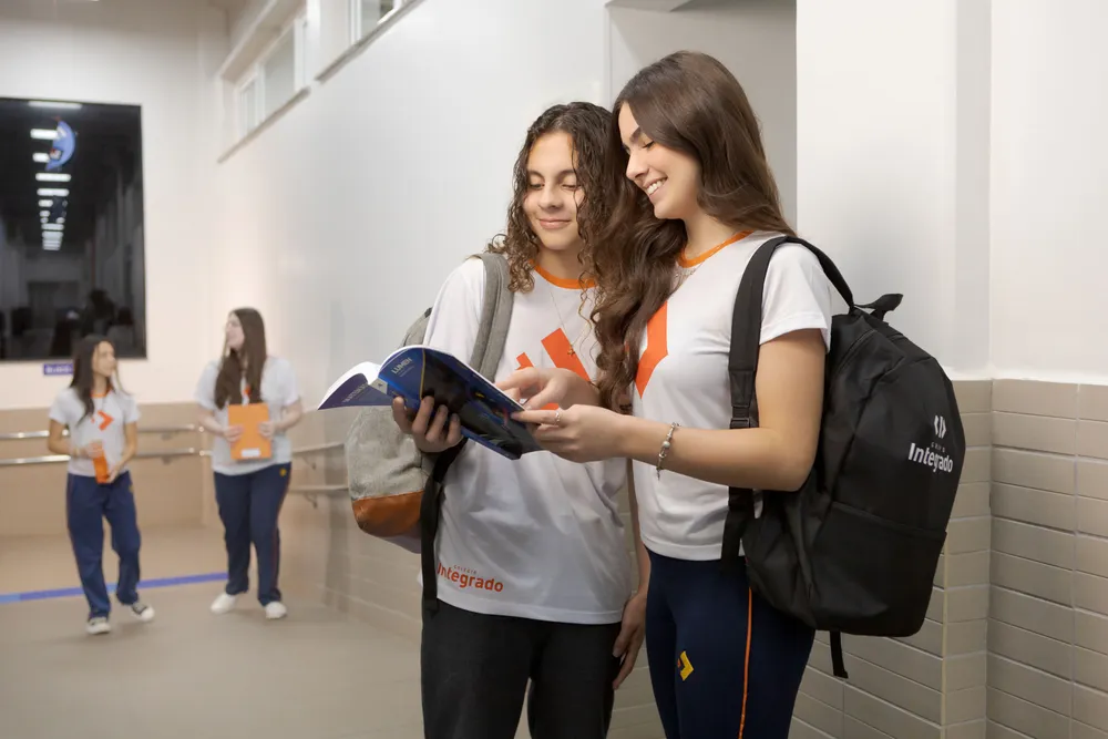 Colégio Integrado implementa projeto English Monday para incentivar uso do inglês no cotidiano escolar